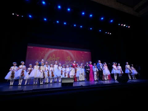 CNY stage